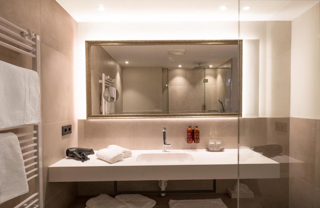 VIER Studios & Restaurant - 7