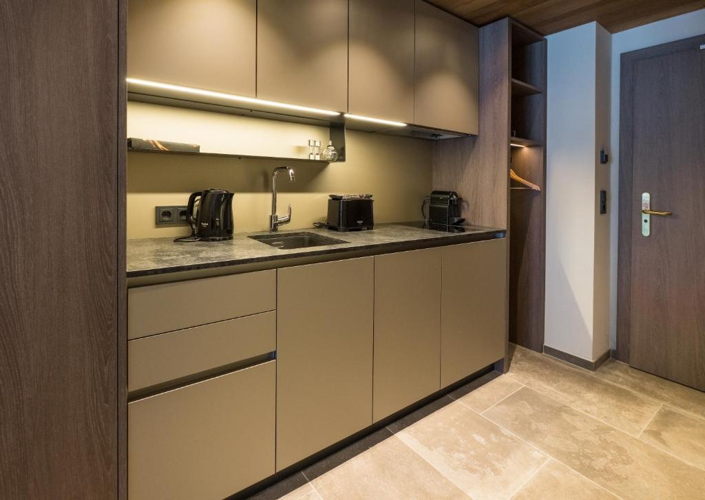 VIER Studios & Restaurant - 5