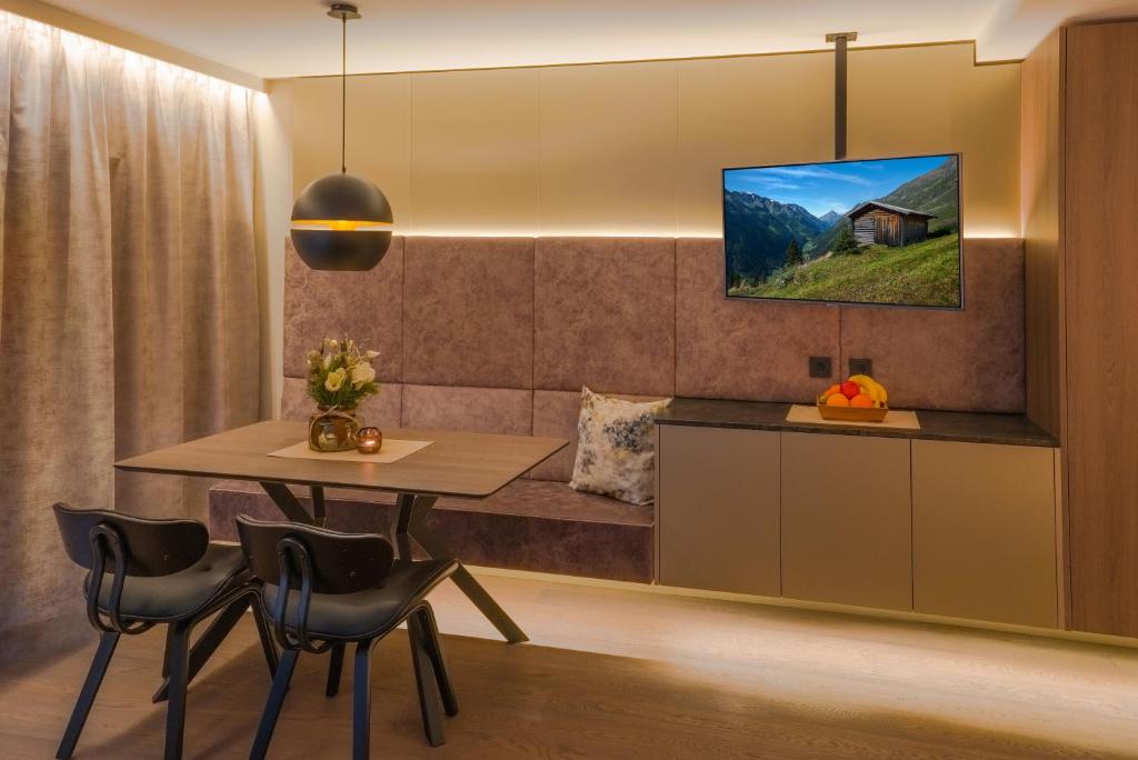 VIER Studios & Restaurant - 4