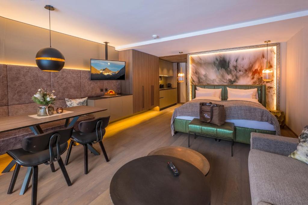 VIER Studios & Restaurant - 2