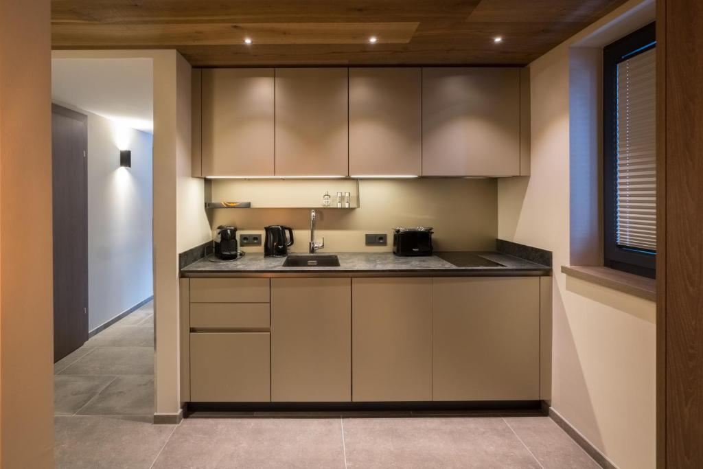 VIER Studios & Restaurant - 12