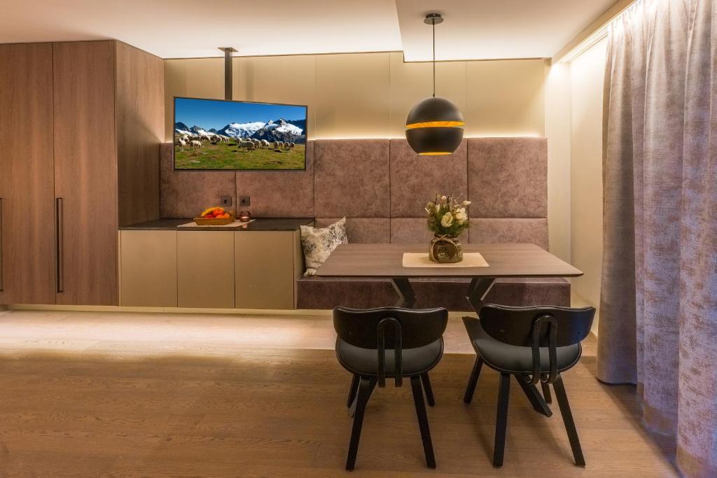 VIER Studios & Restaurant - 11