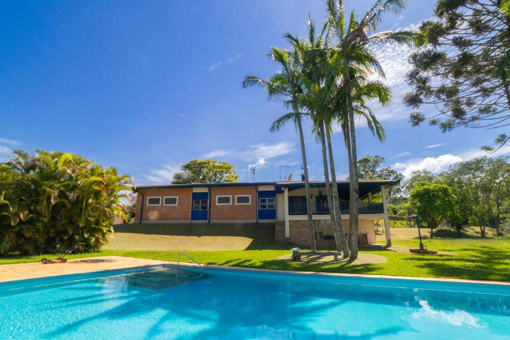  Chácara com churrasqueira e piscina em Cotia