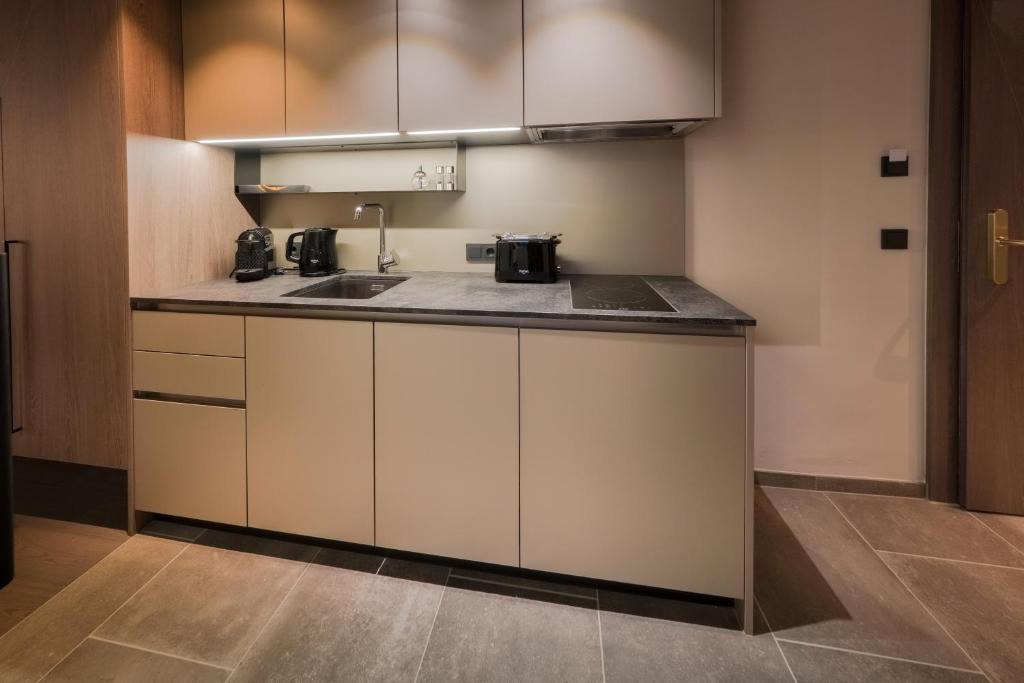 VIER Studios & Restaurant - 19