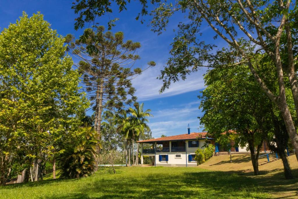  Chácara com churrasqueira e piscina em Cotia