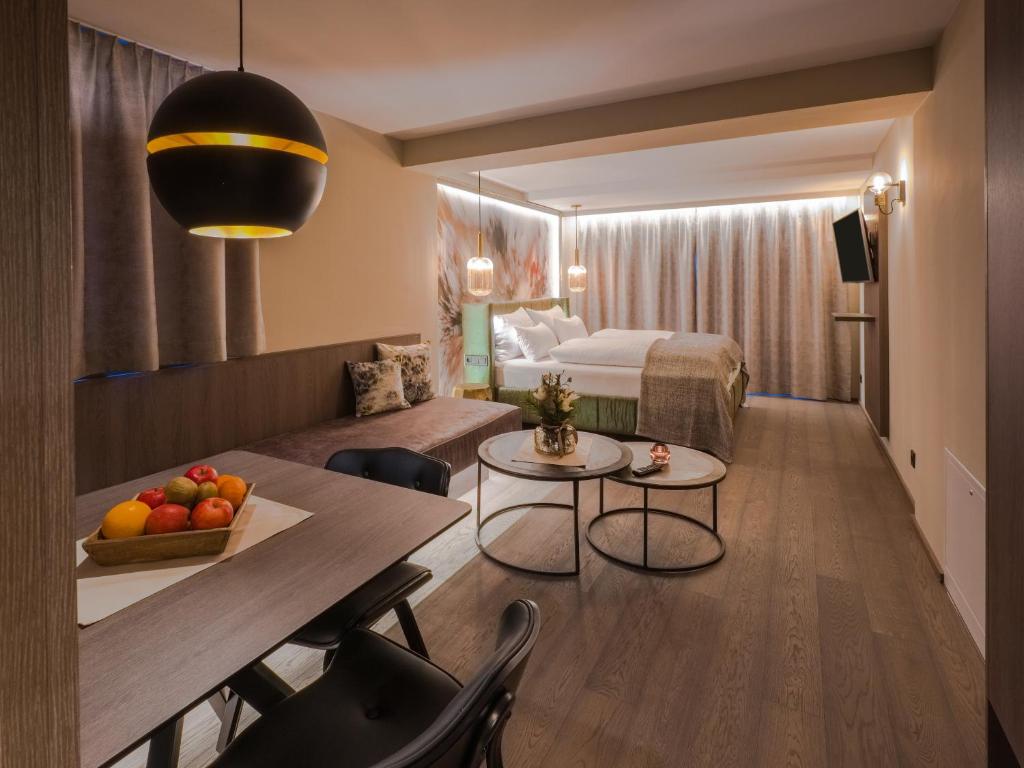 VIER Studios & Restaurant - 17