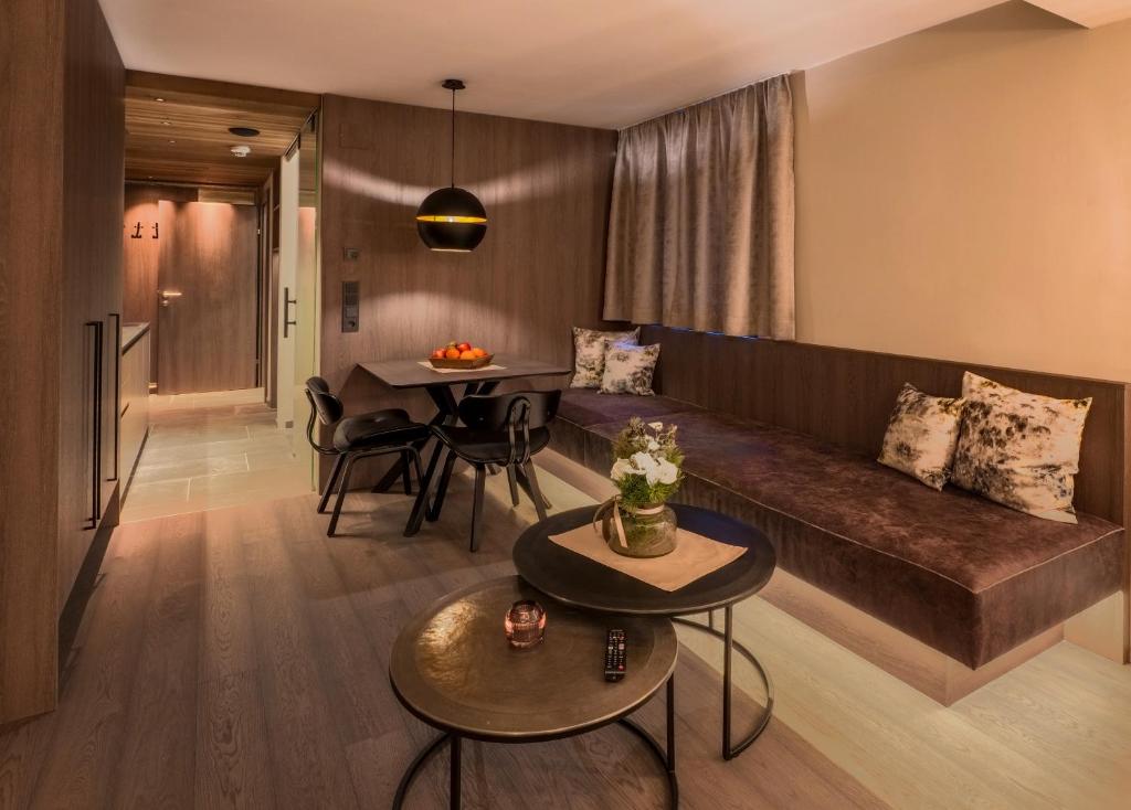 VIER Studios & Restaurant - 18