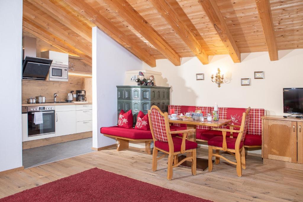 Kuchyň nebo kuchyňský kout v ubytování Appartement Frühstückspension Landhaus Karwendel