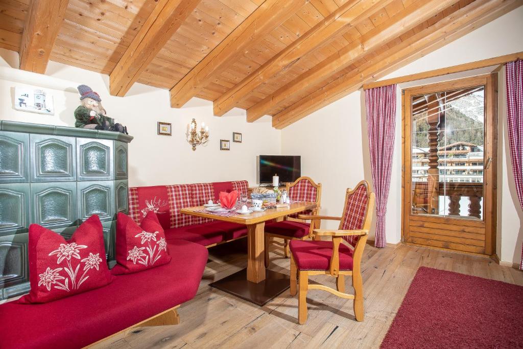 TV a/nebo společenská místnost v ubytování Appartement Frühstückspension Landhaus Karwendel