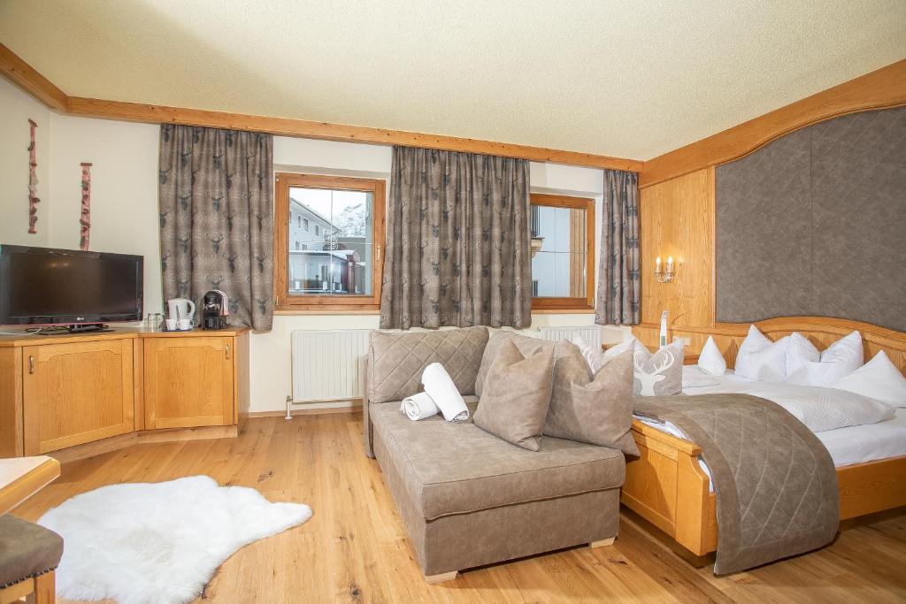 TV a/nebo společenská místnost v ubytování Appartement Frühstückspension Landhaus Karwendel
