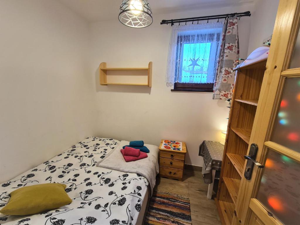 Giường trong phòng chung tại Apartament z kominkiem i wanną