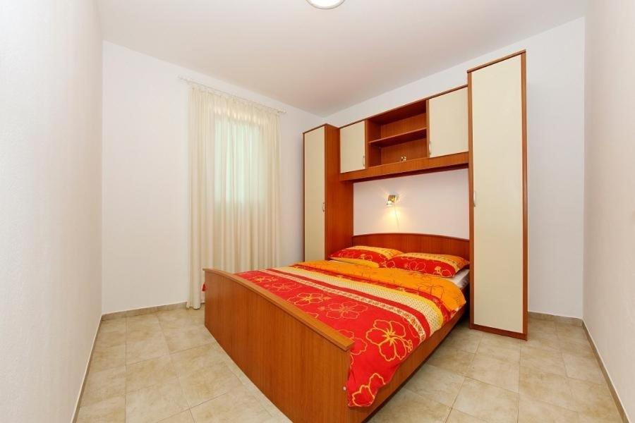 Postel nebo postele na pokoji v ubytování Apartment in Vir with balcony, air conditioning, Wi-Fi (4595-1)