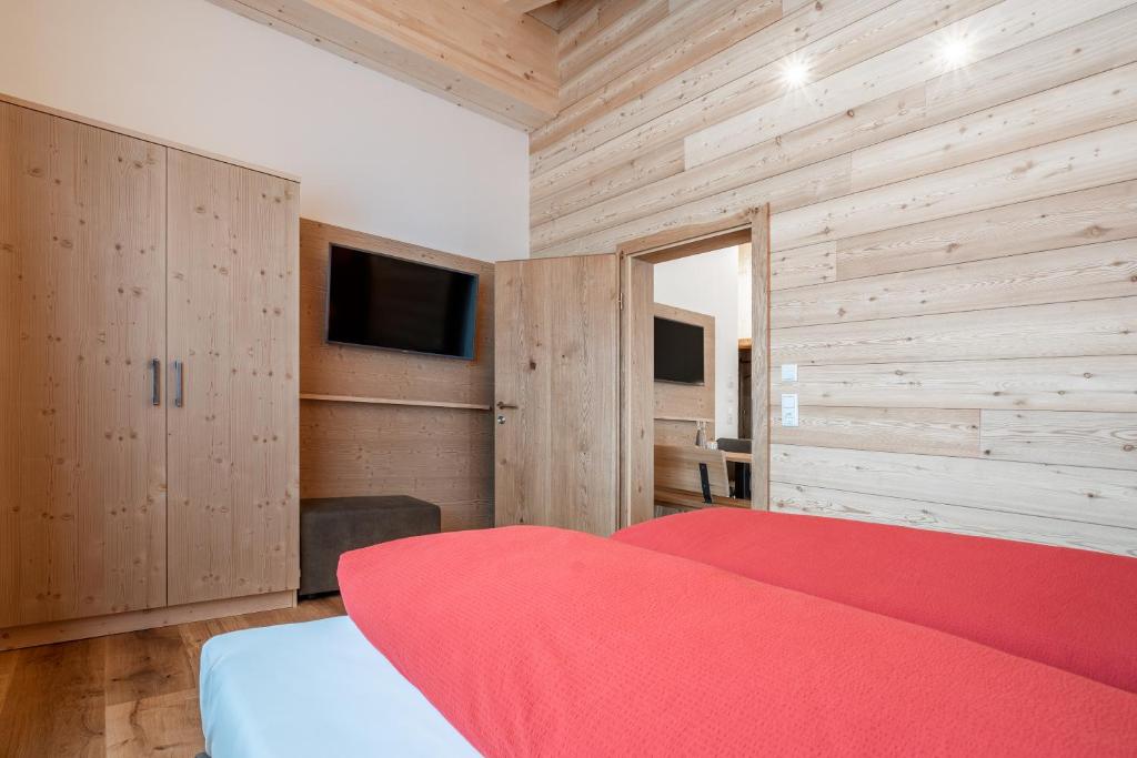 Postel nebo postele na pokoji v ubytování Naturhaus am Arlberg