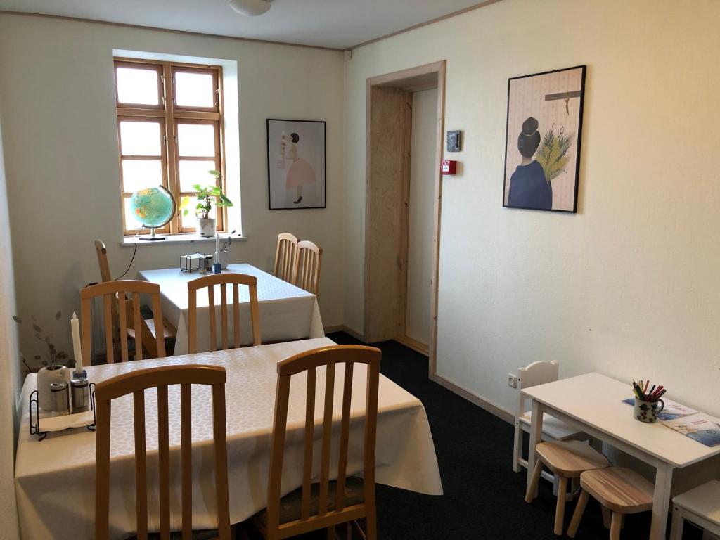 a room with two tables and a table and chairs at Skjoldbjerg Garnihotel in Vorbasse