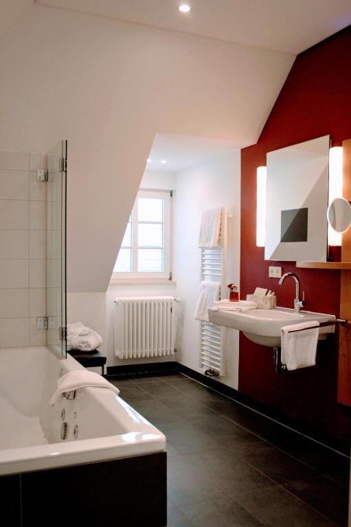 Postel nebo postele na pokoji v ubytování Hotel Residenz im Schloss Neuweier