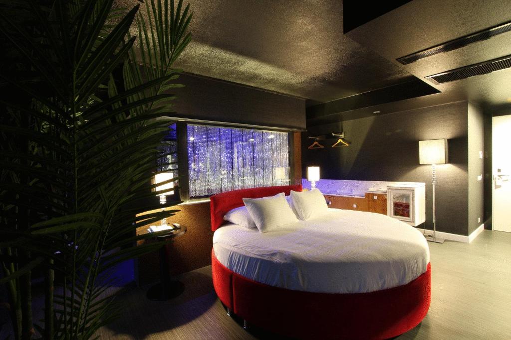 Un dormitorio con una cama grande y una ventana en No:19 Boutique Hotel, en Ankara