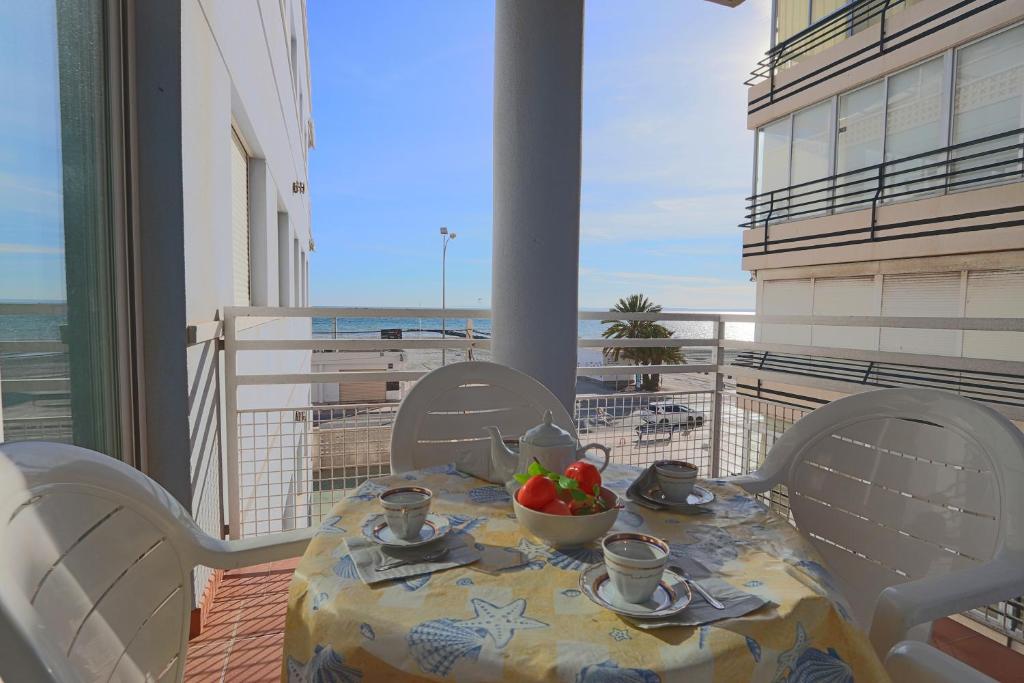 - une table avec un bol de fruits sur le balcon dans l'établissement 020 - Senya Gran Playa 001 - comfortHOLIDAYS, à Santa Pola