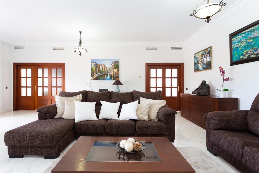 Posezení v ubytování Maravillosa Villa de Lujo con Piscina Privada