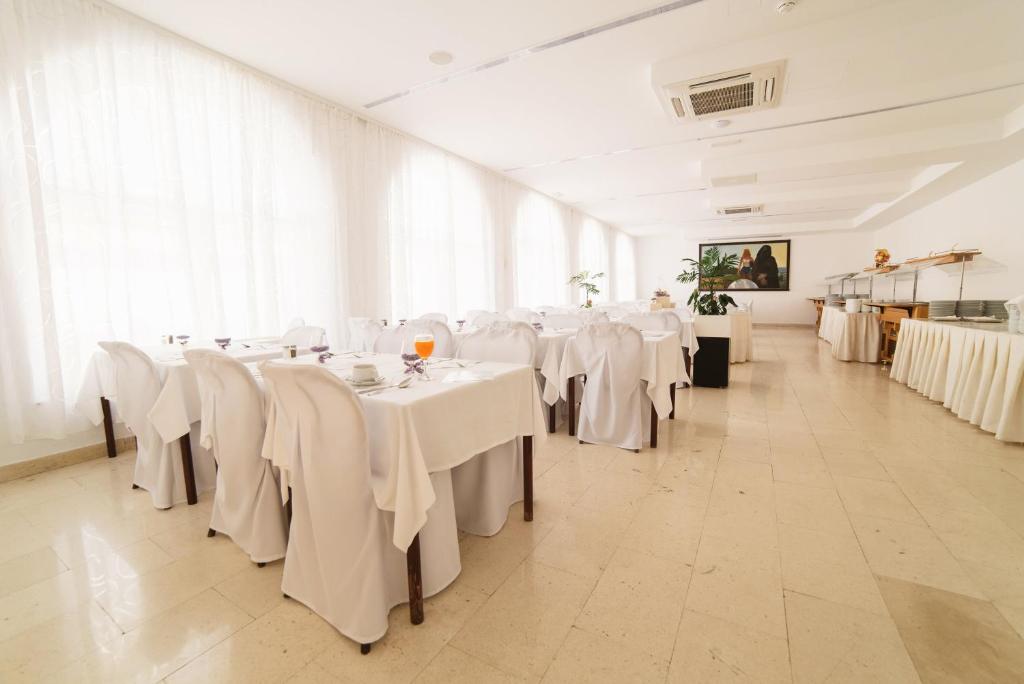 A restaurant or other place to eat at Paviljoni Slaven