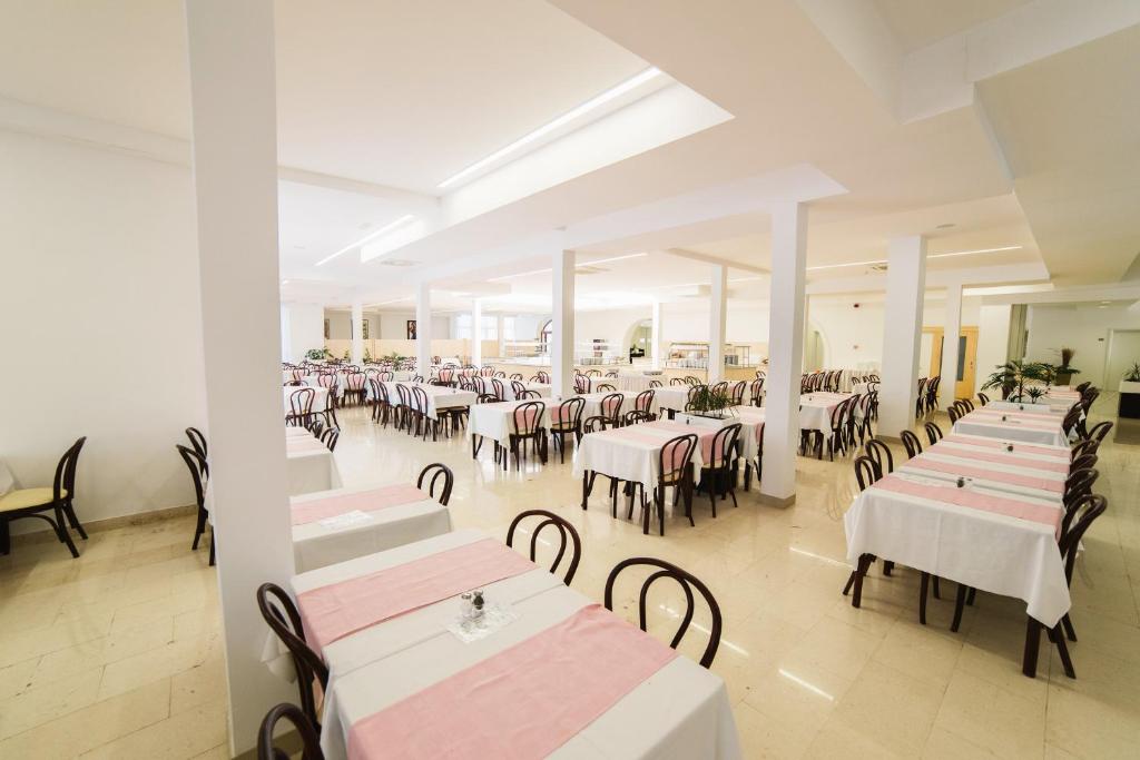 A restaurant or other place to eat at Paviljoni Slaven