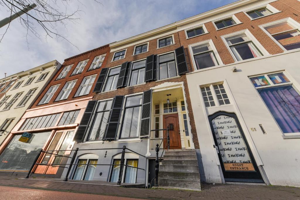 - un bâtiment situé dans une rue avec des escaliers devant dans l'établissement The Monument Hotel, à La Haye