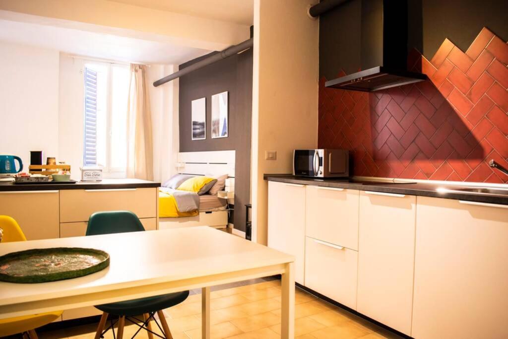 małą kuchnię ze stołem i kuchenką mikrofalową w obiekcie Appartamento Via delle Idee w Bolonii