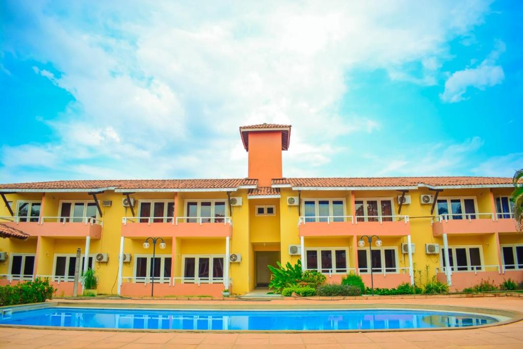 a building with a pool in front of it at Hotel Uirapuru in Goianesia do Para