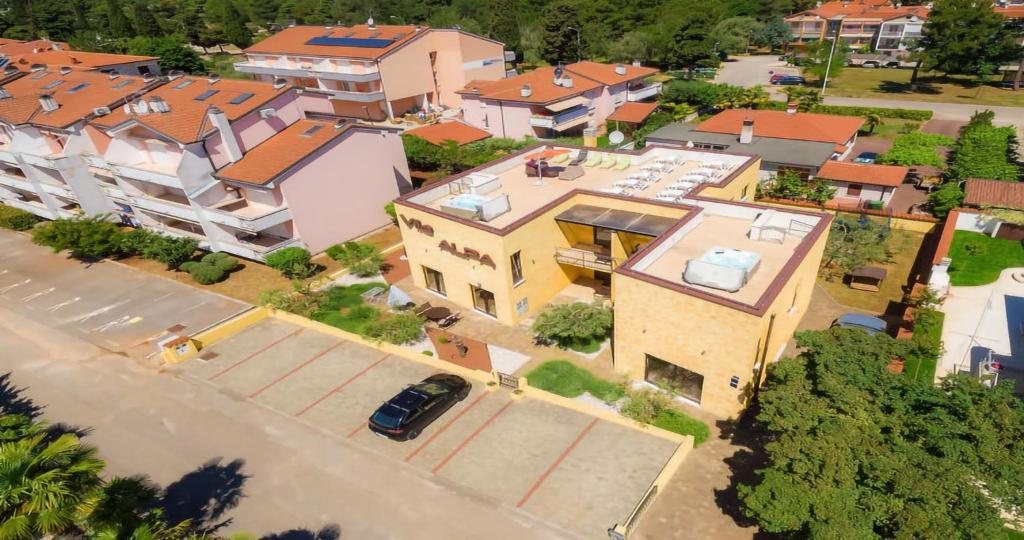 une vue de tête sur une maison dans une ville dans l'établissement Villa Alpa, à Umag