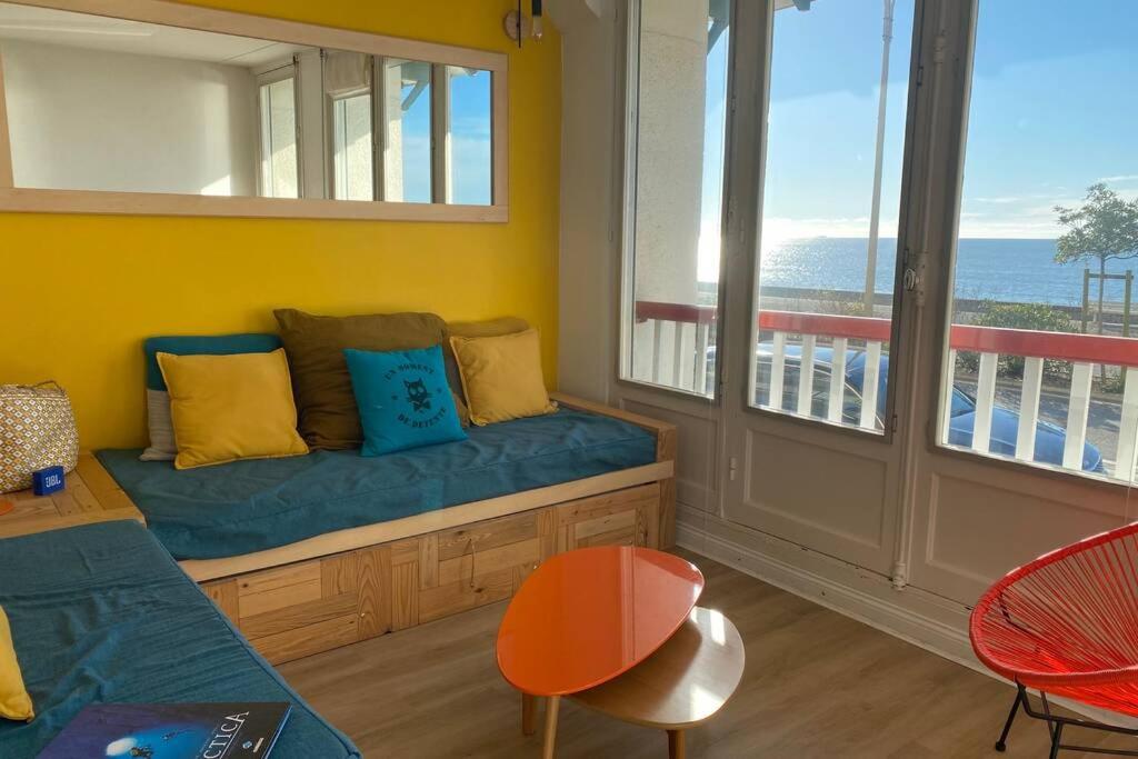 a room with a bench with a view of the ocean at Venice Beach LA BAULE appartement face à la mer! in La Baule