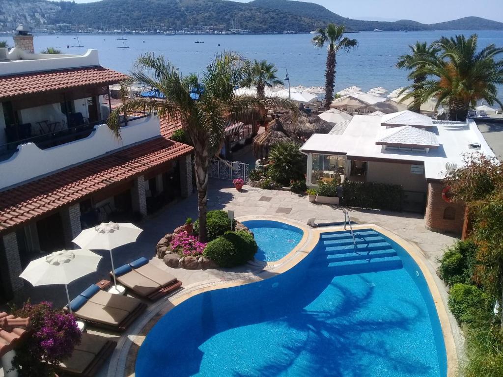 een luchtzicht op een resort met een zwembad bij UzHan Beach Hotel in Bitez