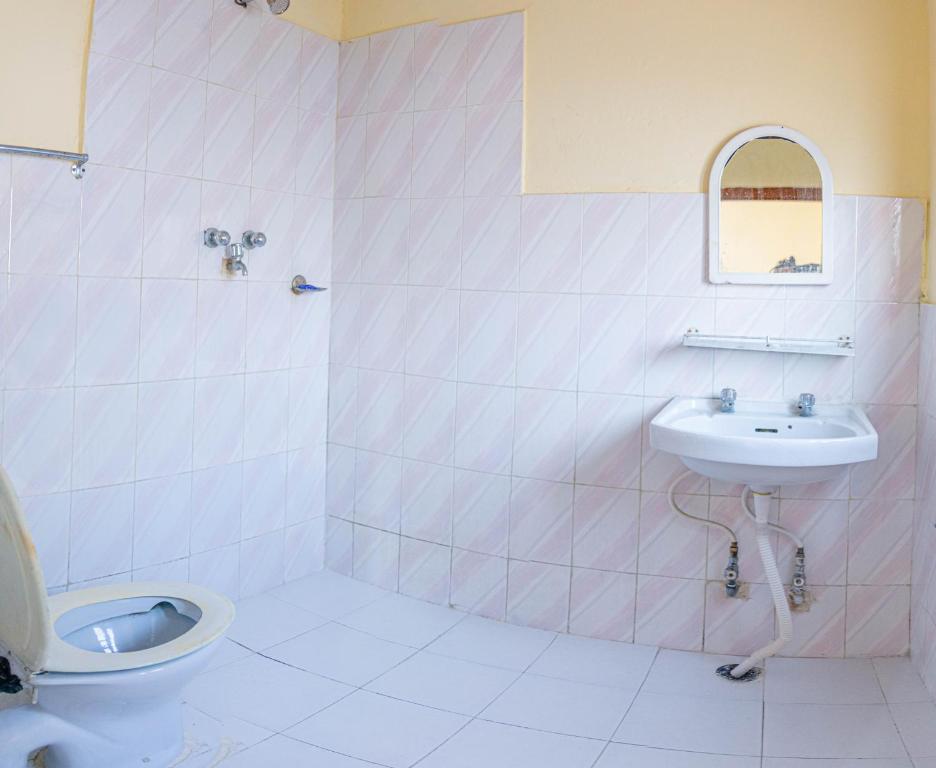 A bathroom at Hotel Plaza Nepal