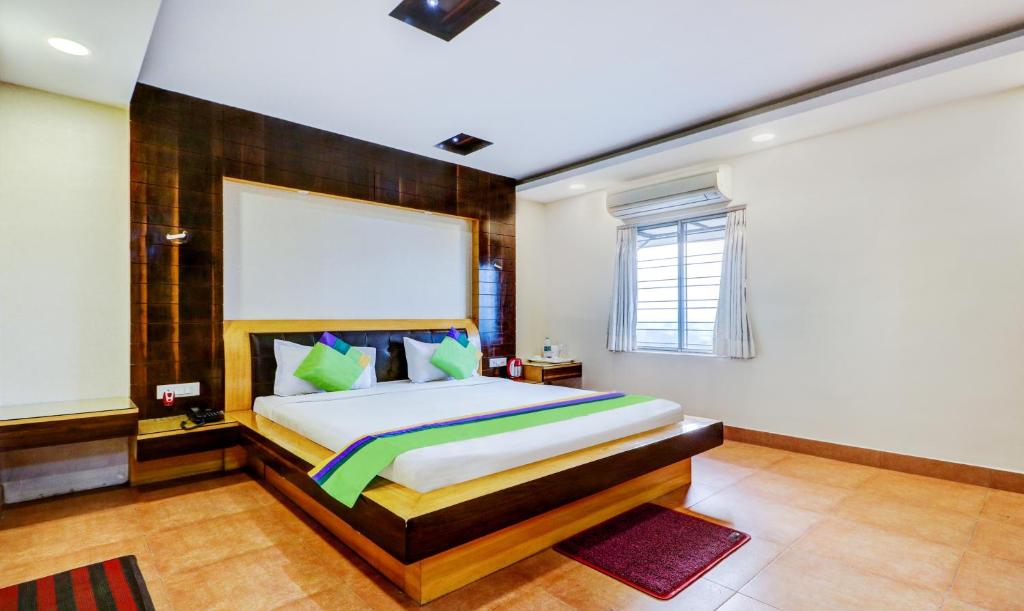 - une chambre avec un grand lit dans l'établissement Treebo Trend Sreema Salt Lake, à Kolkata
