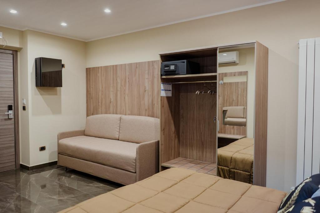 A television and/or entertainment centre at Miryam House Affittacamere Suite e Relax