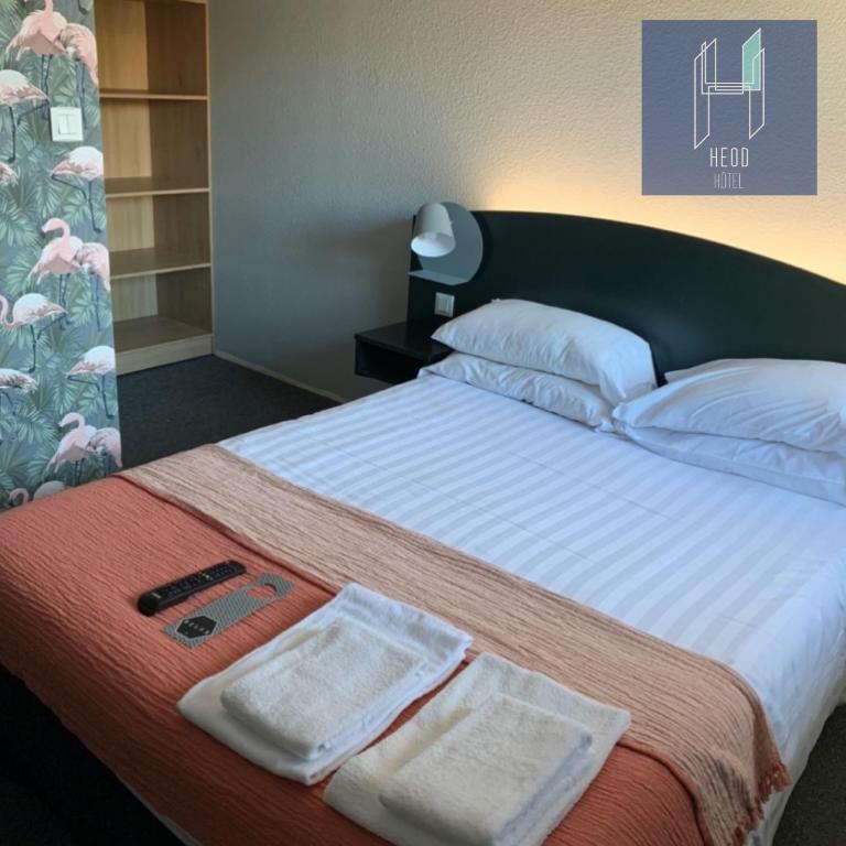 Postel nebo postele na pokoji v ubytování Hôtel Heod - Binic - Saint-Quay-Portrieux