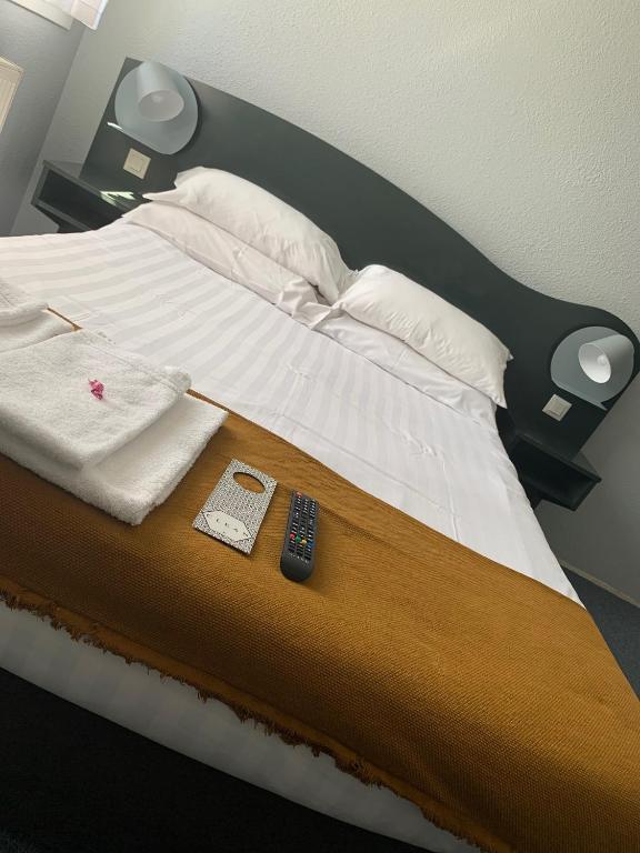 Postel nebo postele na pokoji v ubytování Hôtel Heod - Binic - Saint-Quay-Portrieux