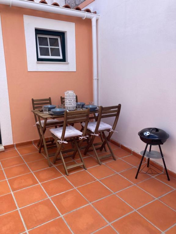 einen Tisch und Stühle auf einer Terrasse in der Unterkunft Bloom Cottage II in Sintra