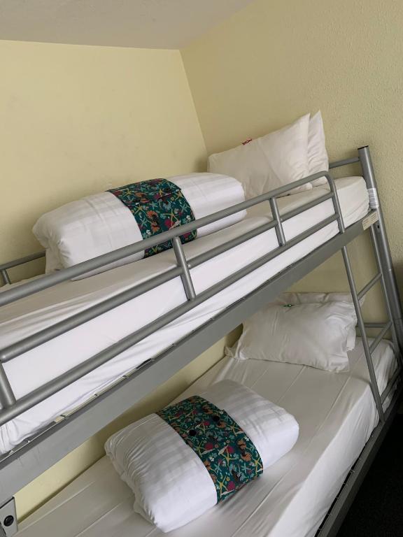 Postel nebo postele na pokoji v ubytování Hôtel Heod - Binic - Saint-Quay-Portrieux