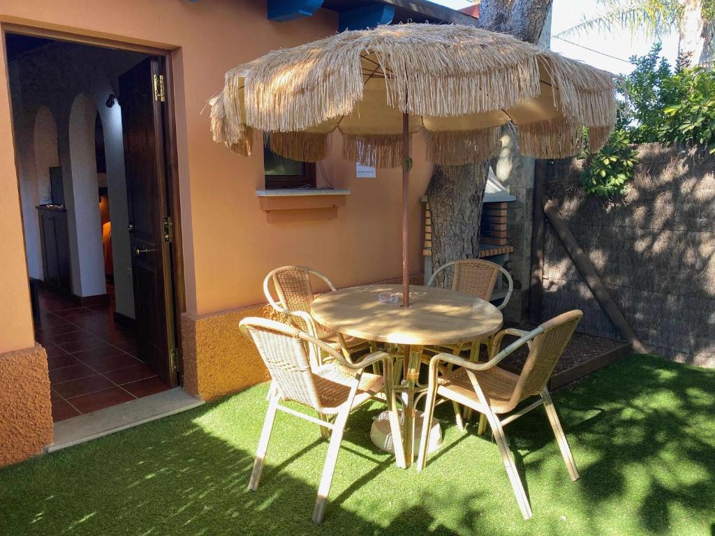 Un patio sau altă zonă în aer liber la Estudio para pareja con jardincito privado barbaco