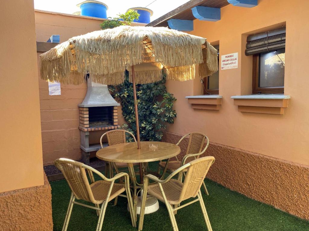Patio alebo iná vonkajšia časť ubytovania Estudio con jardincito privado barbacoa y piscina