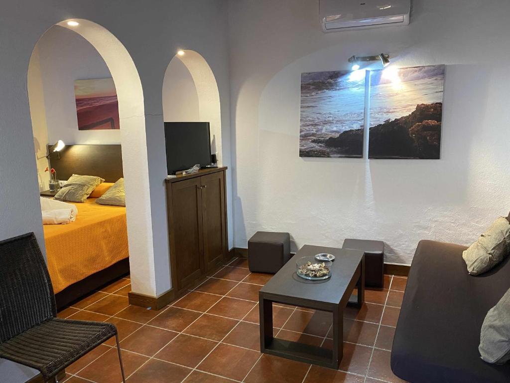 Posteľ alebo postele v izbe v ubytovaní Estudio con jardincito privado barbacoa y piscina