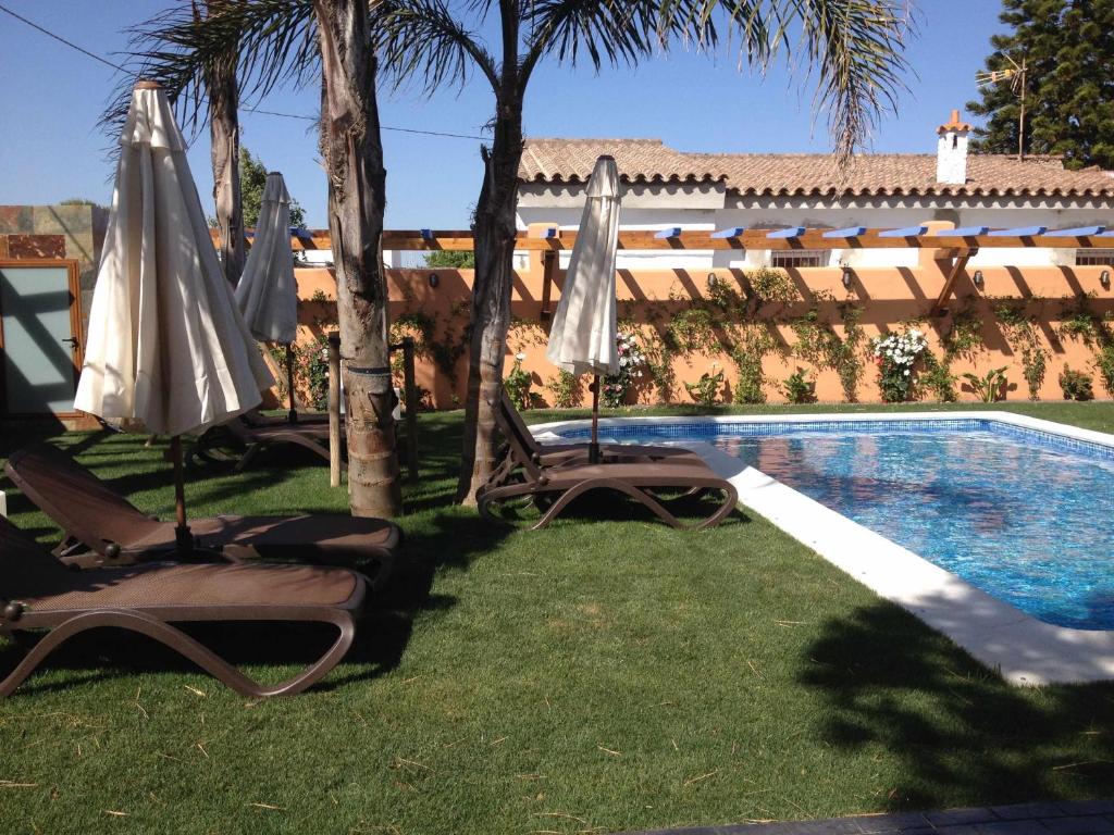 Bazén v ubytovaní Estudio con jardincito privado barbacoa y piscina alebo v jeho blízkosti