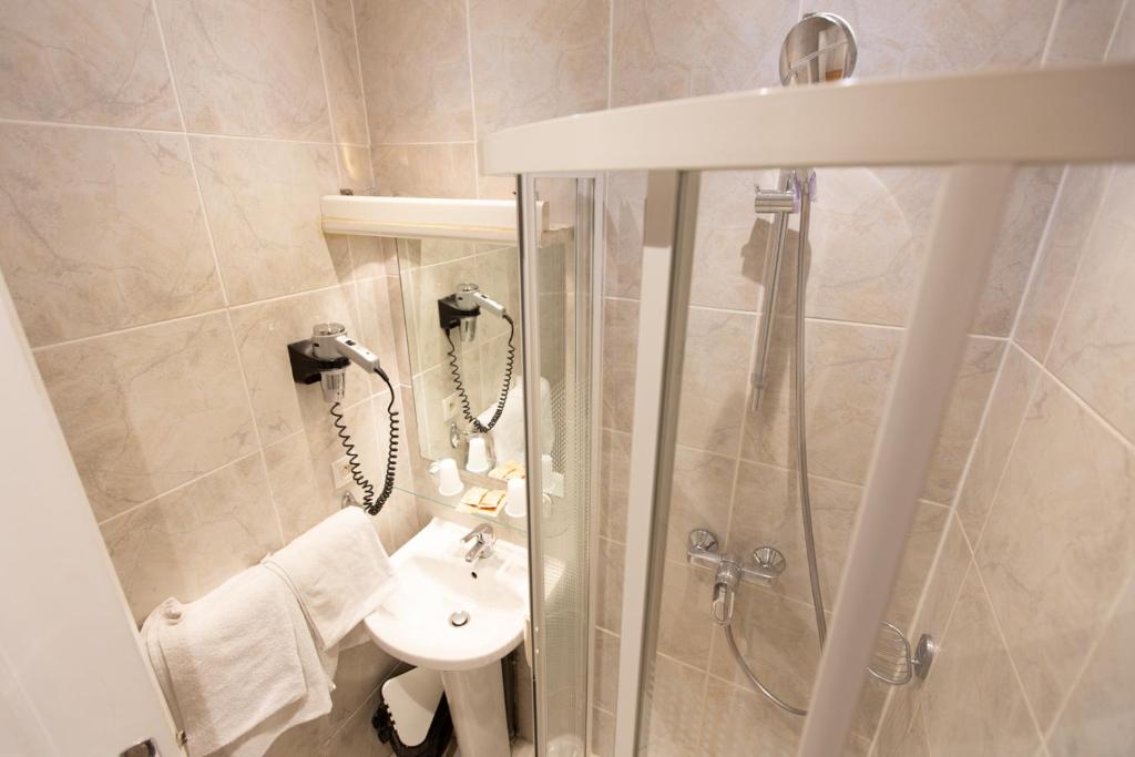 Lyo Hôtel - Centre Lyon Perrache - Resim 37