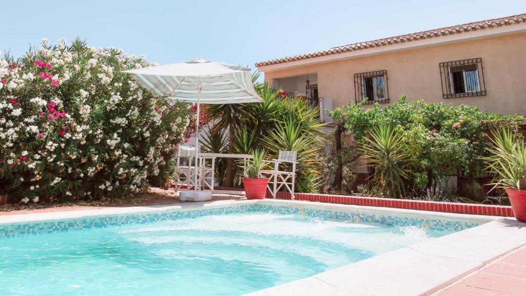 Piscina en o búsqueda de Gorgeous Villa Sleeps 11 Private Pool and Garden