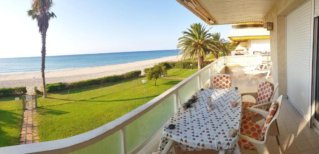 邁阿密普拉特亞的住宿－Apartamento Villa Adriana 205，阳台配有桌子,享有海滩美景