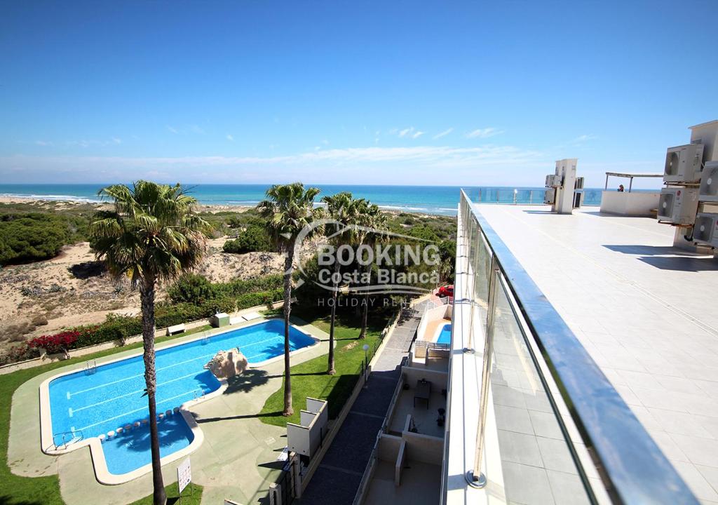 Bazén v ubytování AL045 Pinada Beach III La Mata nebo v jeho okolí