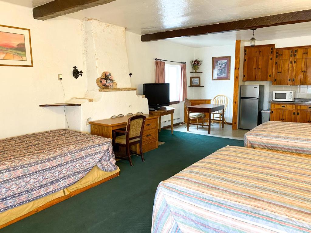Postel nebo postele na pokoji v ubytování Guest Ranch Motel