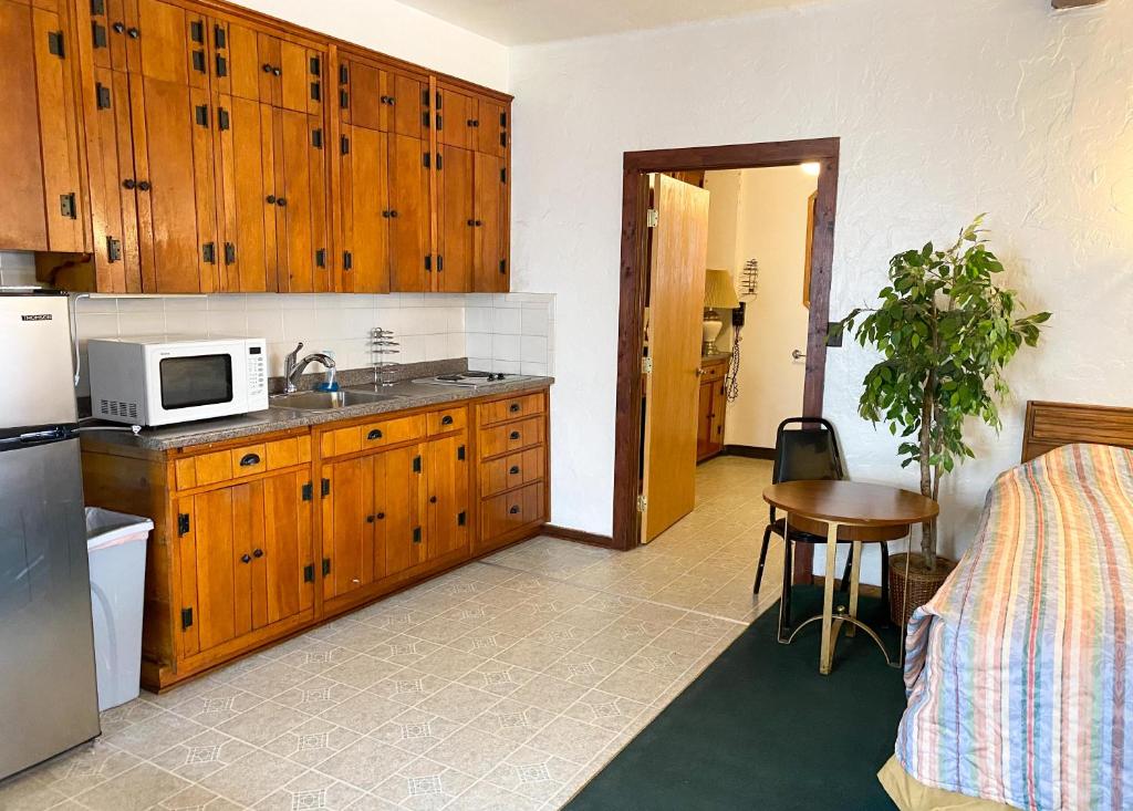 Kuchyň nebo kuchyňský kout v ubytování Guest Ranch Motel