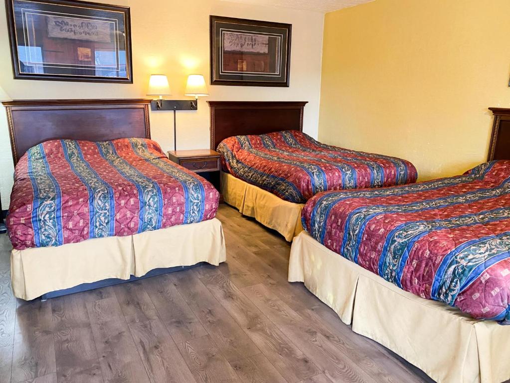 Postel nebo postele na pokoji v ubytování Guest Ranch Motel
