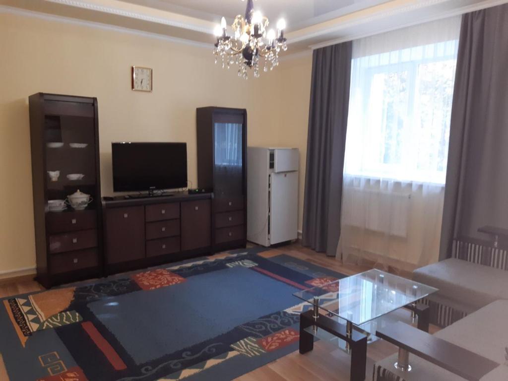 TV a/nebo společenská místnost v ubytování Алексік
