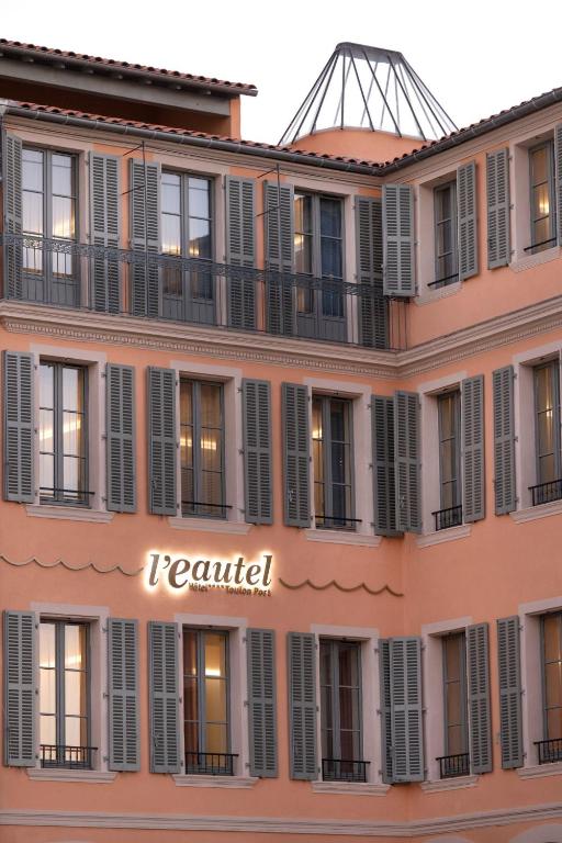 a hotel with a sign on the side of a building at L'Eautel Toulon Centre Port in Toulon